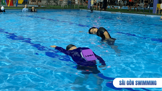 Học bơi nâng cao - Giáo viên đang hướng dẫn học viên tập kỹ thuật bơi sải